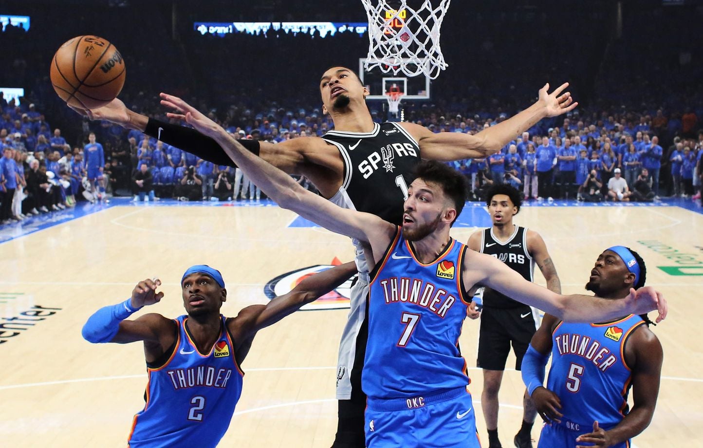 Con un Wemby monstruoso, los Spurs ganan un partido totalmente loco contra los Thunder Con un Wemby monstruoso, los Spurs ganan un partido totalmente loco contra los Thunder